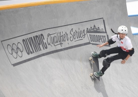 6月20日，鄭好好在比賽中，她在預(yù)賽中最佳成績(jī)?yōu)?2.60分。當(dāng)日，巴黎奧運(yùn)會(huì)資格系列賽布達(dá)佩斯站滑板女子碗池預(yù)賽在布達(dá)佩斯舉行。新華社記者 賀燦鈴 攝