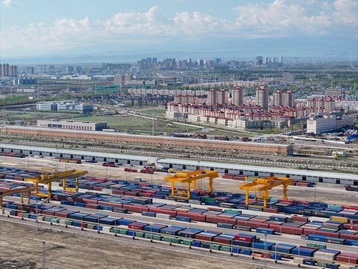 這是2024年4月18日拍攝的霍爾果斯鐵路口岸換裝場（無人機照片）。新華社記者 趙戈 攝