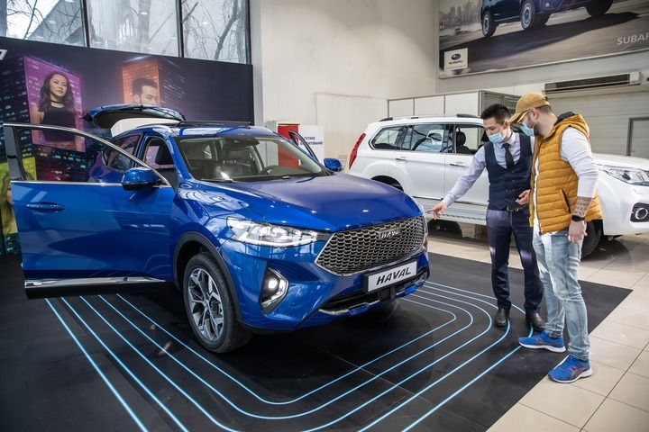 2021年4月1日，銷售人員在哈薩克斯坦阿拉木圖市經(jīng)銷商店向消費者介紹哈弗汽車。新華社發(fā)（阿斯塔納汽車公司供圖）