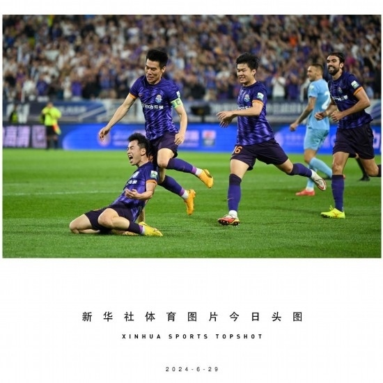  6月29日，天津津門虎隊(duì)球員劉俊賢（左一）在比賽中進(jìn)球后慶祝。新華社記者 孫凡越 攝