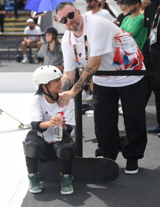 6月20日，鄭好好（左）在比賽間隙與教練互動(dòng)，她在預(yù)賽中最佳成績(jī)?yōu)?2.60分。當(dāng)日，巴黎奧運(yùn)會(huì)資格系列賽布達(dá)佩斯站滑板女子碗池預(yù)賽在布達(dá)佩斯舉行。新華社記者 賀燦鈴 攝