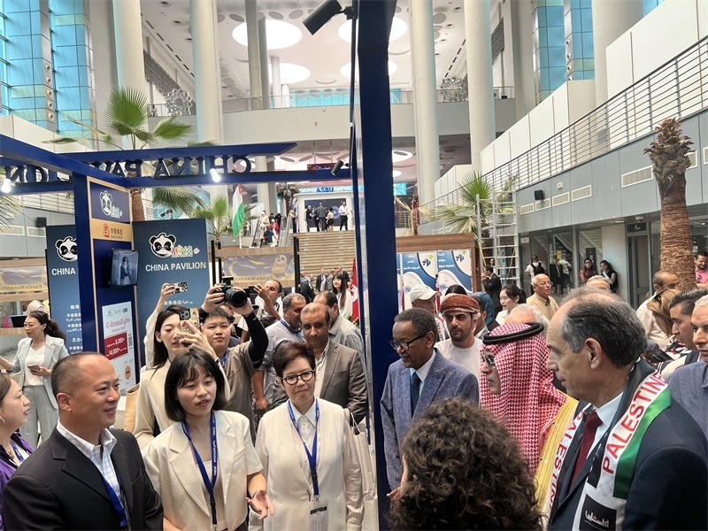 沙特廣播電視局首席執(zhí)行官、阿廣聯(lián)主席穆罕默德（右二）、阿廣聯(lián)秘書長(zhǎng)蘇萊曼（右三）等阿拉伯國家嘉賓參觀展臺(tái)。主辦方供圖