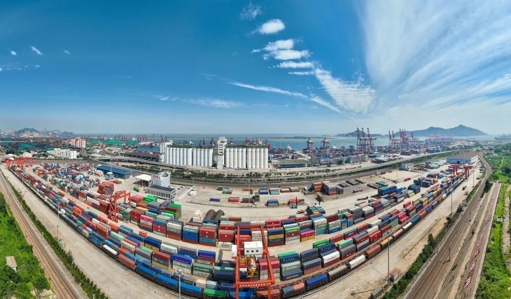 中哈連云港物流合作基地及集裝箱碼頭。（圖源：新華社）