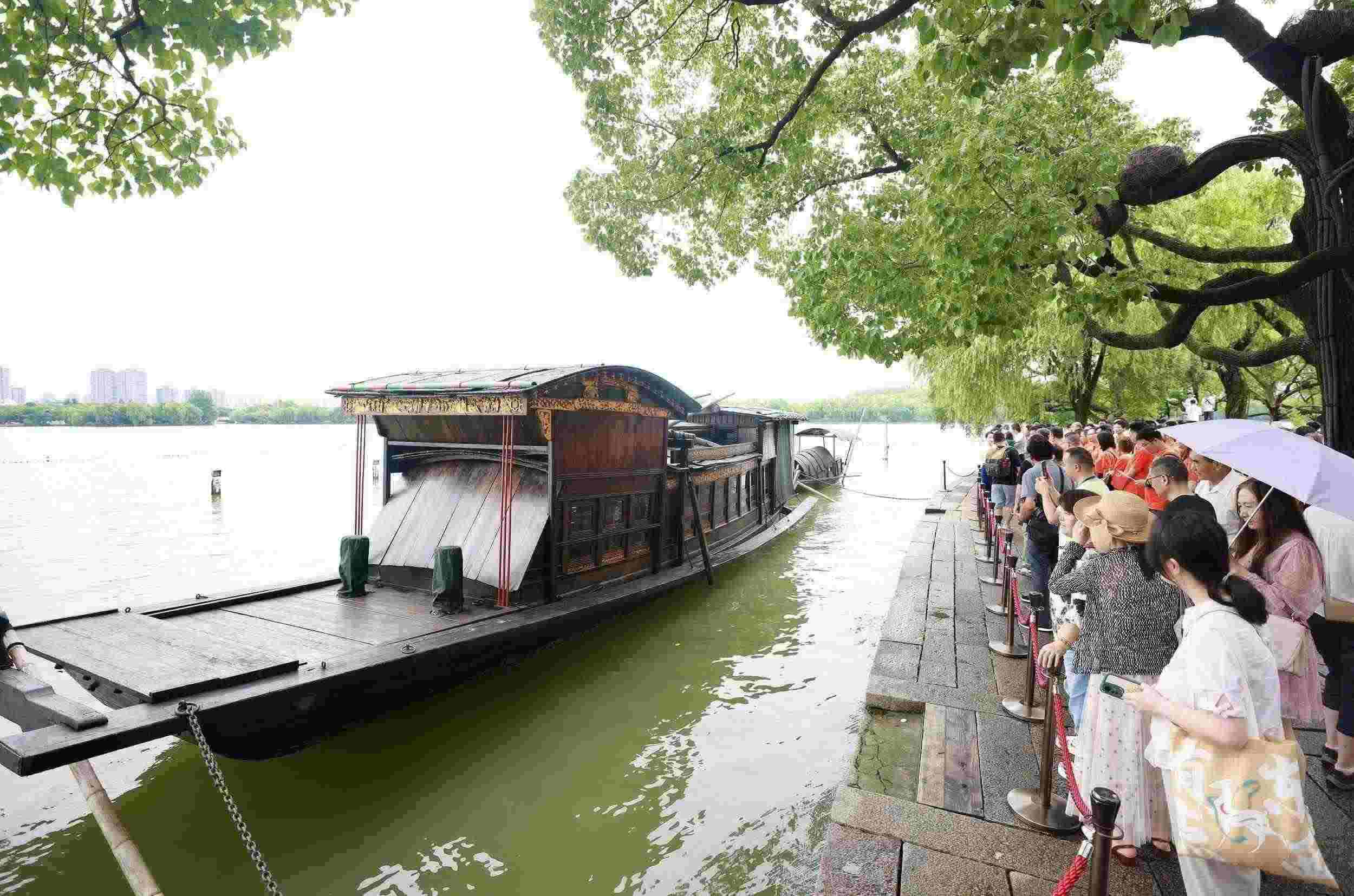 浙江嘉興，游客在南湖景區(qū)湖心島瞻仰紅船，感悟“紅船精神”。（圖片來源：視覺中國）