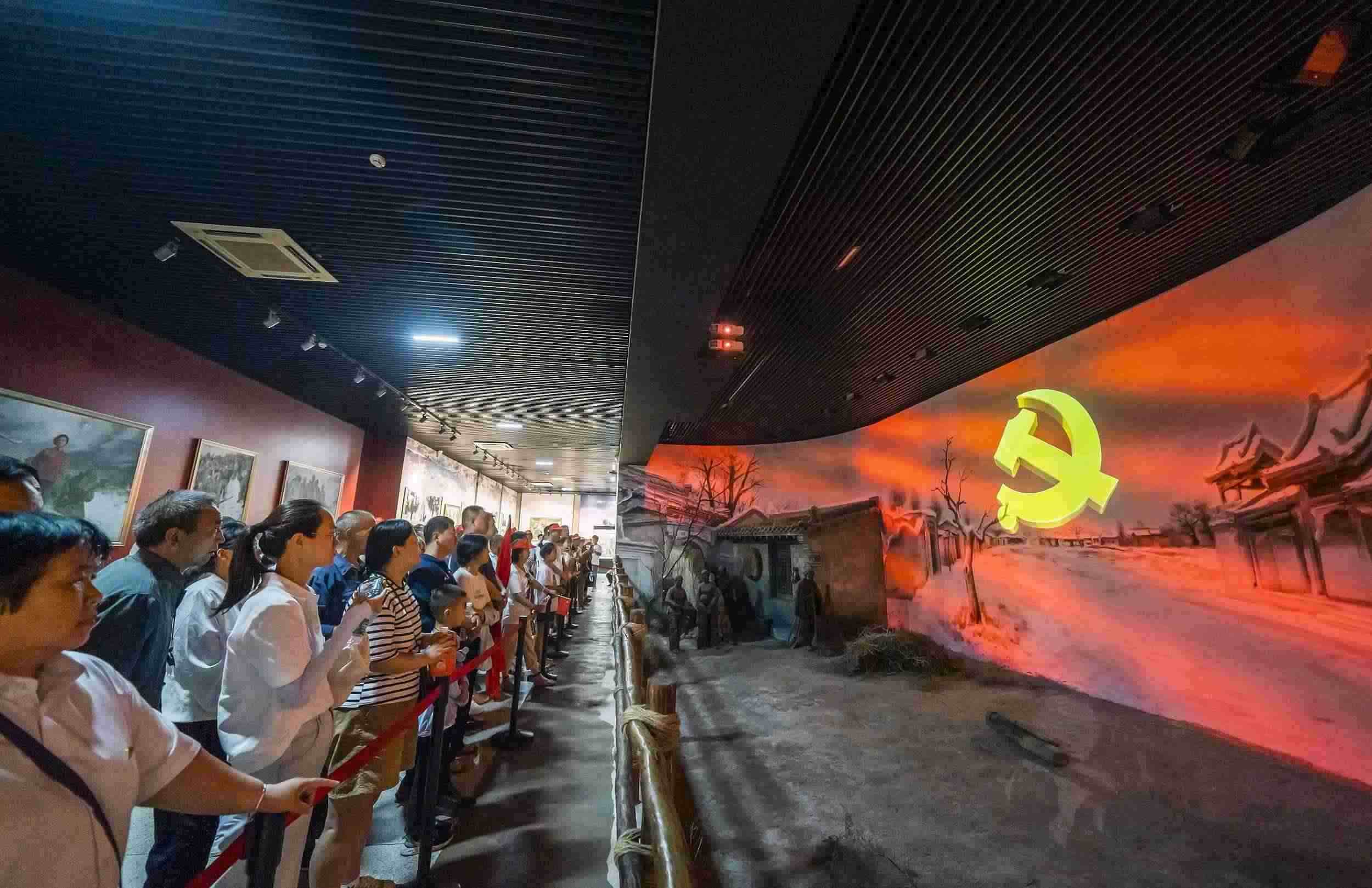 山西呂梁，游客正在文水縣劉胡蘭紀(jì)念館參觀。（圖片來源：視覺中國）