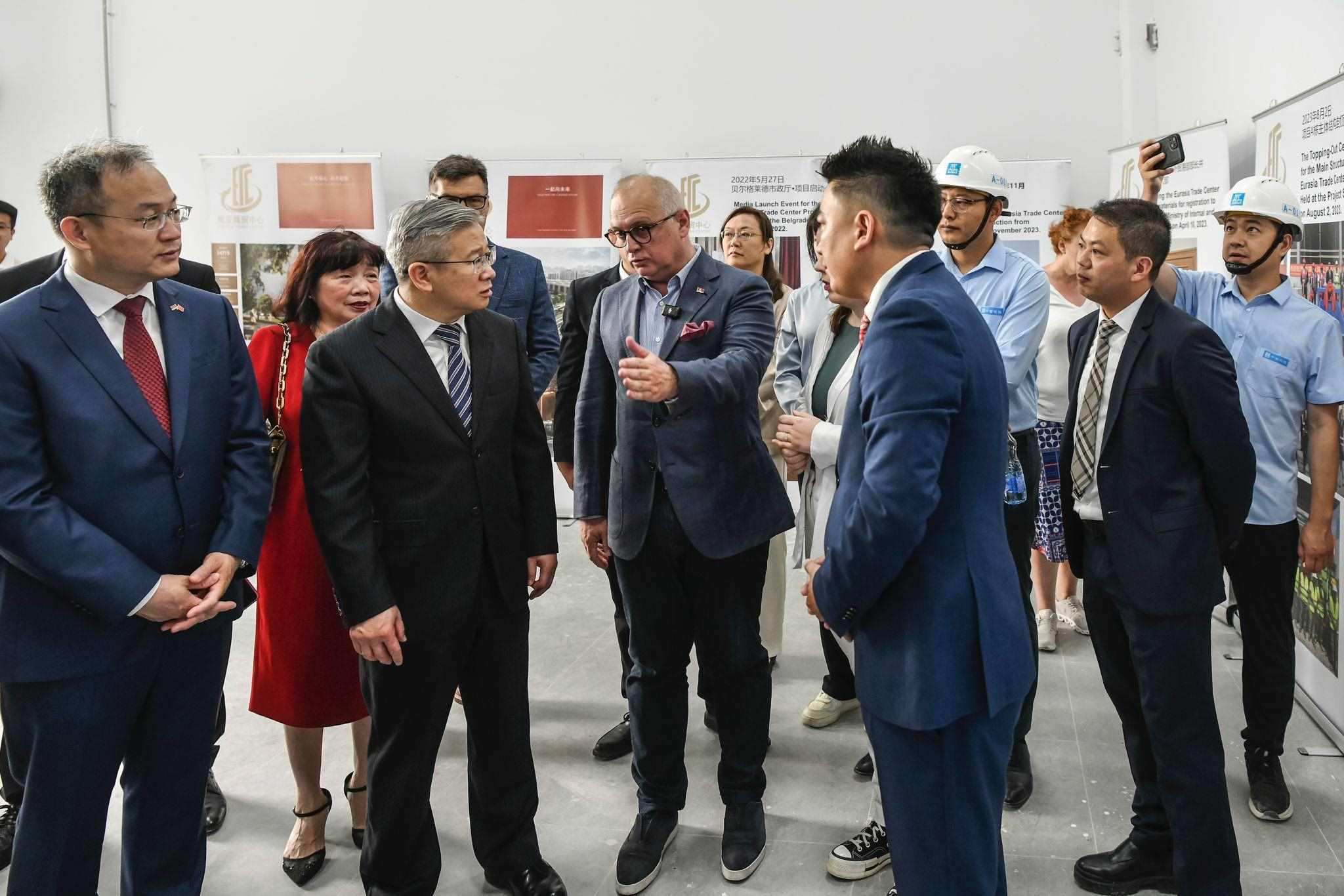 徐文光（左二）與韋西奇（左三）視察歐亞商貿(mào)中心。 歐亞商貿(mào)中心供圖