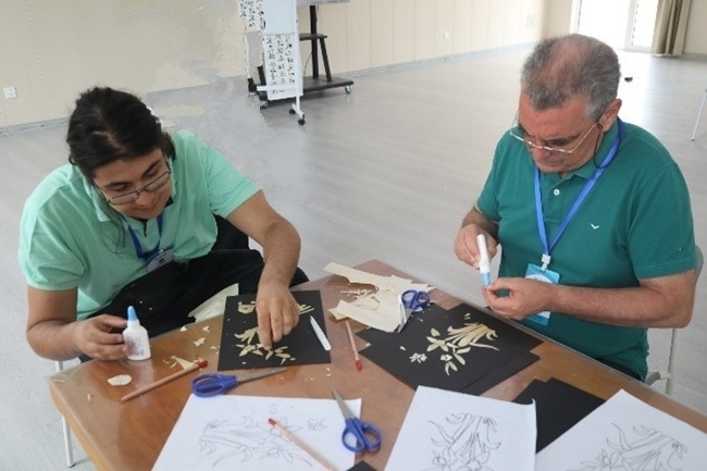 葡萄牙魯班工坊師生制作麥秸畫。