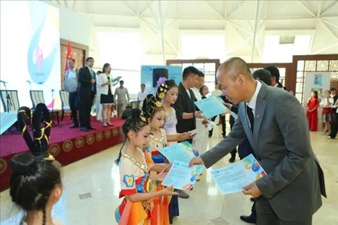 △當(dāng)?shù)貢r(shí)間6月27日，2024“未來(lái)世界”國(guó)際青少年藝術(shù)展演在塔吉克斯坦國(guó)家博物館開幕。