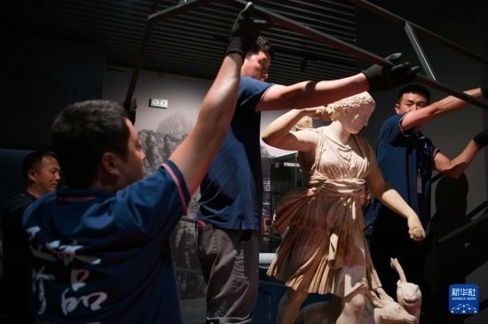 7月2日，工作人員將開(kāi)箱后的古希臘文物放置在展臺(tái)上。新華社記者 張端 攝