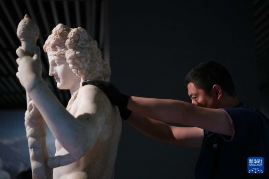 7月2日，工作人員將開(kāi)箱后的古希臘文物放置在展臺(tái)上。新華社記者 張端 攝