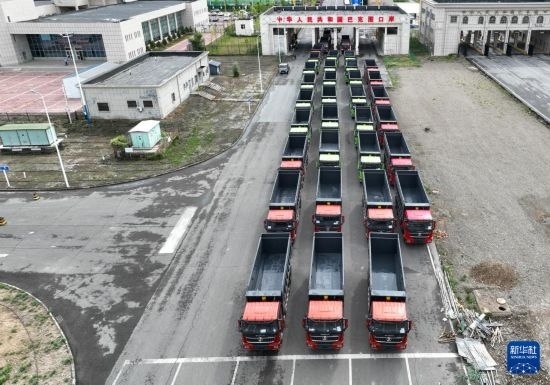 7月2日，車輛在巴克圖口岸辦理通關(guān)手續(xù)（無(wú)人機(jī)照片）。新華社發(fā)（馬丁 攝）