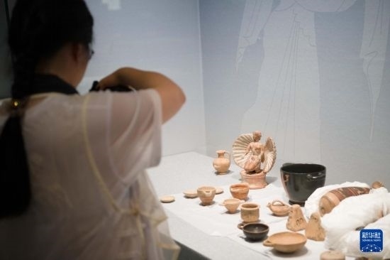 7月2日，開(kāi)箱后的古希臘文物被工作人員移入展柜。新華社記者 張端 攝