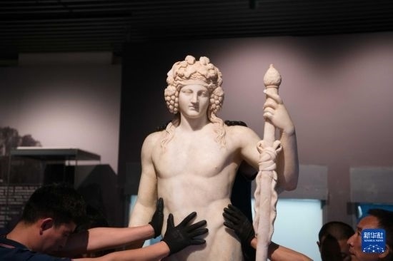 7月2日，工作人員將開(kāi)箱后的古希臘文物放置在展臺(tái)上。新華社記者 張端 攝