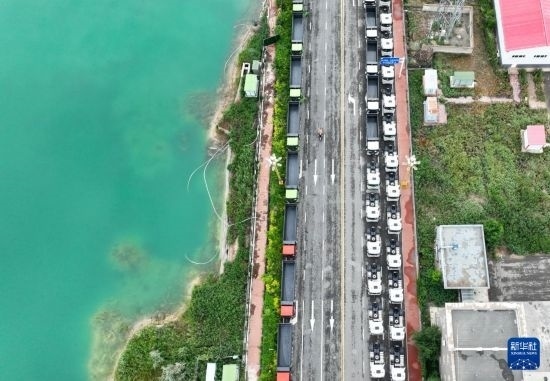 7月2日，車輛在巴克圖口岸有序出境（無(wú)人機(jī)照片）。新華社發(fā)（馬丁 攝）