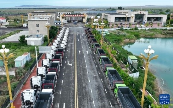 7月2日，車輛在巴克圖口岸有序出境（無(wú)人機(jī)照片）。新華社發(fā)（馬丁 攝）