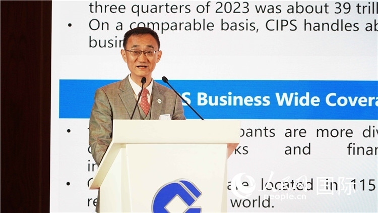 跨境銀行間支付清算有限責(zé)任公司總裁許再越發(fā)言。 人民網(wǎng) 張茜 攝