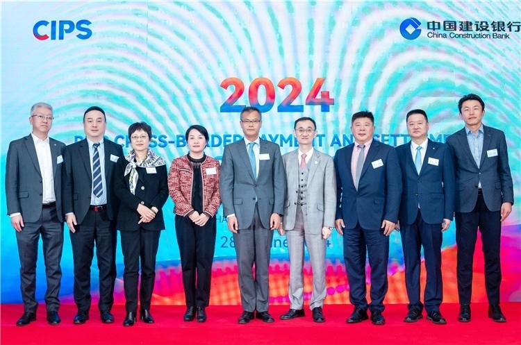 鄭冰開公使與CIPS公司、建行總行以及在南中資銀行合影、留念。（中國建設(shè)銀行約翰內(nèi)斯堡分行供圖）