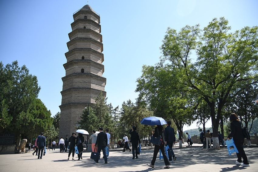 圖為2024年5月7日，游客在延安寶塔山參觀。 新華社記者 張博文 攝