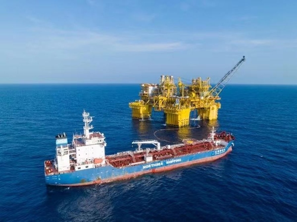 “深海一號”正在開展凝析油外輸作業(yè)。徐海舟攝