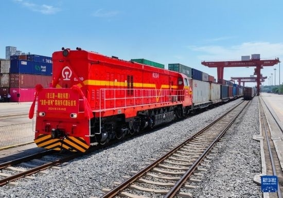 5月29日，在中哈連云港物流合作基地，首列連云港-阿拉木圖“滾裝+班列”跨境多式聯(lián)運(yùn)專列整裝待發(fā)（無(wú)人機(jī)照片）。新華社發(fā)（王健民 攝）