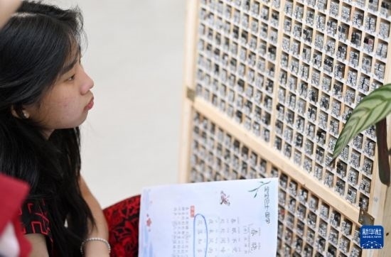 7月3日，外國(guó)學(xué)生在了解中國(guó)的活字印刷。新華社記者 李然 攝