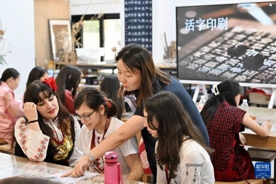 7月3日，外國(guó)學(xué)生在了解中國(guó)文化。新華社記者 李然 攝