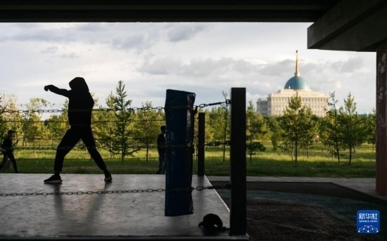 7月2日，在哈薩克斯坦首都阿斯塔納，一名男子在橋下運動場練習(xí)拳擊。新華社記者 白雪騏 攝