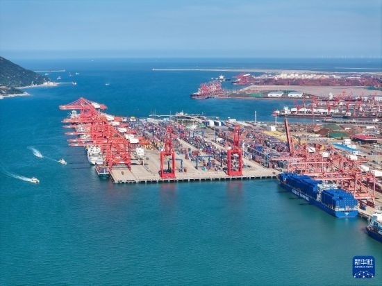 6月26日，貨輪?？吭谶B云港港集裝箱碼頭（無(wú)人機(jī)照片）。新華社記者 季春鵬 攝