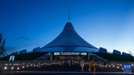 這是7月1日在哈薩克斯坦首都阿斯塔納拍攝的“可汗之帳”購(gòu)物中心。新華社記者 王建華 攝