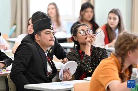 7月3日，外國(guó)學(xué)生在學(xué)習(xí)中國(guó)文化。新華社記者 李然 攝