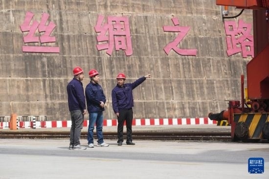 中哈兩國(guó)工作人員在中哈連云港物流合作基地交流（2023年5月10日攝）。新華社記者 季春鵬 攝