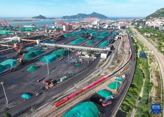 6月26日，“韓國(guó)-連云港-中亞”國(guó)際多式聯(lián)運(yùn)班列從中哈連云港物流合作基地出發(fā)，駛往哈薩克斯坦、烏茲別克斯坦（無(wú)人機(jī)照片）。班列運(yùn)載的55個(gè)大柜此前于6月13日從韓國(guó)境內(nèi)發(fā)出，經(jīng)釜山港海運(yùn)抵達(dá)連云港后轉(zhuǎn)由鐵路運(yùn)輸。新華社記者 季春鵬 攝