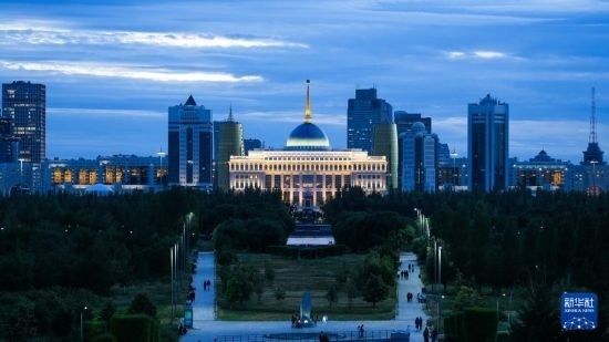 這是7月2日在哈薩克斯坦首都阿斯塔納拍攝的總統(tǒng)府及城市建筑。新華社記者 王建華 攝