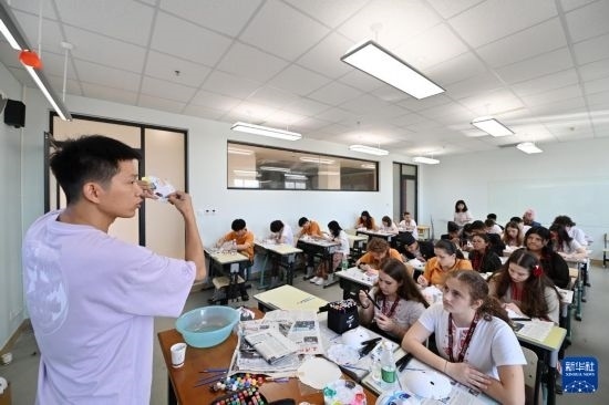 7月3日，外國(guó)學(xué)生在學(xué)習(xí)繪制京劇臉譜。新華社記者 李然 攝