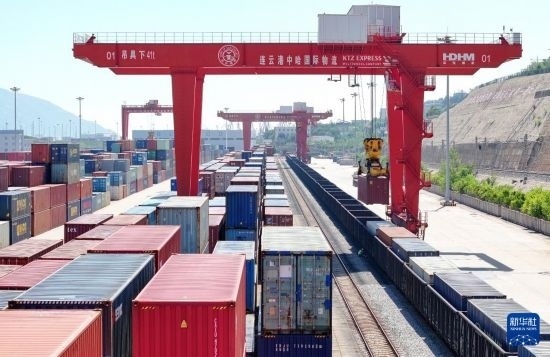 6月30日，在中哈連云港物流合作基地，大型機(jī)械在吊裝集裝箱（無(wú)人機(jī)照片）。新華社發(fā)（王健民 攝）