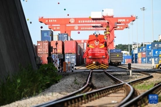 6月26日，“韓國(guó)-連云港-中亞”國(guó)際多式聯(lián)運(yùn)班列從中哈連云港物流合作基地出發(fā)，駛往哈薩克斯坦、烏茲別克斯坦。班列運(yùn)載的55個(gè)大柜此前于6月13日從韓國(guó)境內(nèi)發(fā)出，經(jīng)釜山港海運(yùn)抵達(dá)連云港后轉(zhuǎn)由鐵路運(yùn)輸。新華社記者 季春鵬 攝