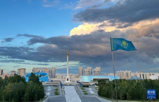 這是7月2日拍攝的哈薩克斯坦首都阿斯塔納獨立廣場。新華社記者 岳月偉 攝