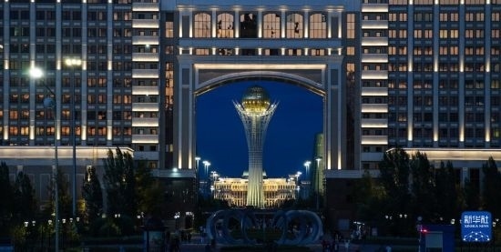 這是7月1日在哈薩克斯坦首都阿斯塔納透過一座建筑拍攝的巴伊杰列克觀景塔。新華社記者 王建華 攝