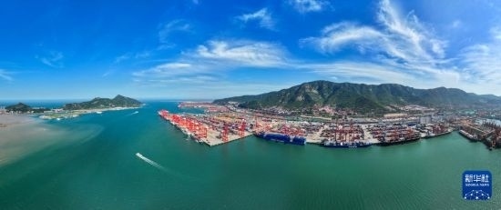 6月26日，貨輪?？吭谶B云港港集裝箱碼頭（無(wú)人機(jī)照片）。新華社記者 季春鵬 攝