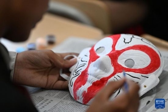 7月3日，外國(guó)學(xué)生在繪制京劇臉譜。新華社記者 李然 攝