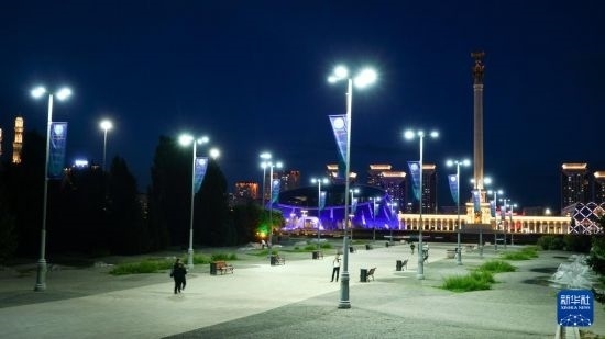 這是7月2日在哈薩克斯坦首都阿斯塔納拍攝的獨(dú)立廣場(chǎng)上的紀(jì)念柱（右后）。新華社記者 王建華 攝