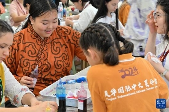 7月3日，外國(guó)學(xué)生在了解中國(guó)的染布技術(shù)。新華社記者 李然 攝