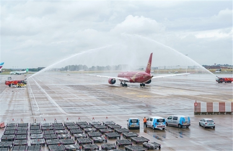 圖為布魯塞爾-上海返程航班出發(fā)前，布魯塞爾機場方面為返程航班舉行水門儀式。吉祥航空供圖