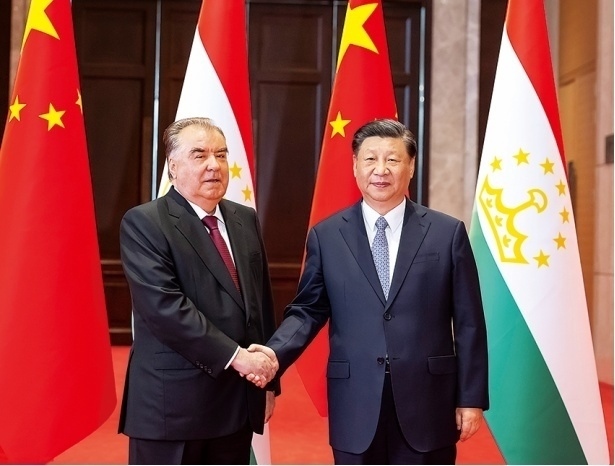 2023年5月，國(guó)家主席習(xí)近平在西安同來(lái)華出席中國(guó)—中亞峰會(huì)并進(jìn)行國(guó)事訪問(wèn)的塔吉克斯坦總統(tǒng)拉赫蒙會(huì)談。新華社記者 丁海濤 攝