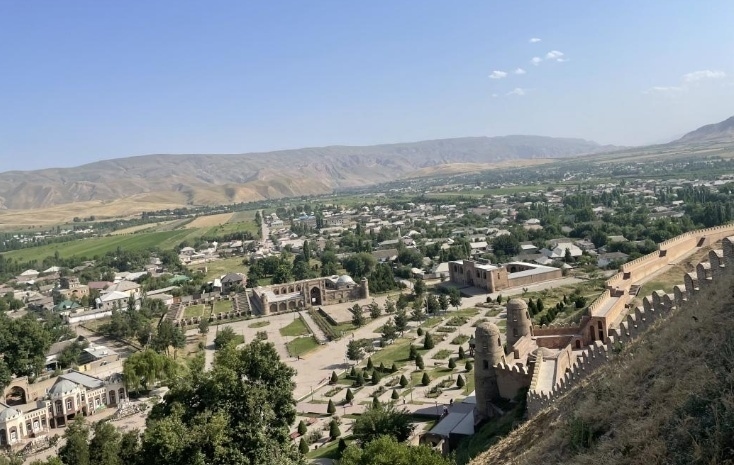 位于塔吉克斯坦杜尚別西北的吉薩爾古城，有著3000多年歷史。有研究認(rèn)為，張騫出使大宛回程途中曾經(jīng)過此地。圖為從吉薩爾古城城墻俯瞰城門與市鎮(zhèn)。本報(bào)記者 曲頌 攝