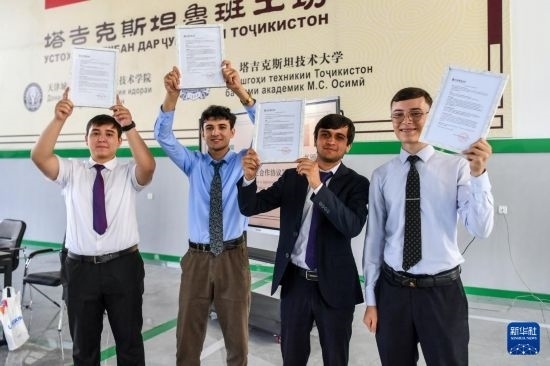 7月3日，在塔吉克斯坦首都杜尚別，魯班工坊赴華留學(xué)生展示錄取通知書。新華社記者 曹陽 攝