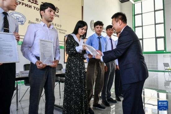 7月3日，在塔吉克斯坦首都杜尚別，天津城市建設(shè)管理職業(yè)技術(shù)學(xué)院的負(fù)責(zé)人為魯班工坊赴華留學(xué)生頒發(fā)錄取通知書。新華社記者 曹陽 攝