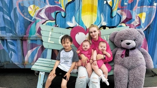 娜塔利亞·莫伊塞耶娃和三個(gè)孩子在江蘇宜興。