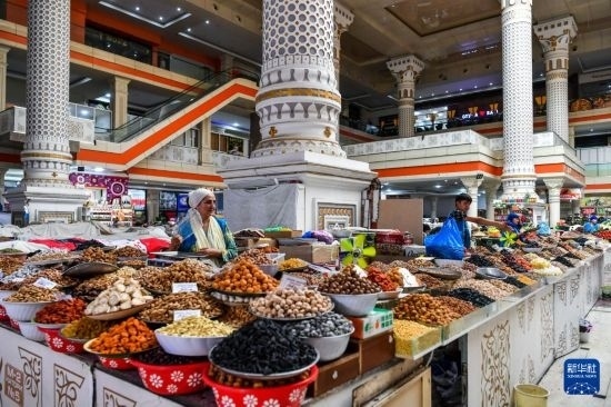 這是6月27日在塔吉克斯坦首都杜尚別拍攝的大巴扎內(nèi)景。新華社記者 曹陽 攝
