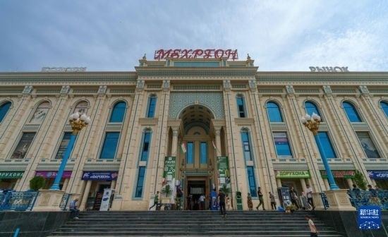 這是7月1日在塔吉克斯坦首都杜尚別拍攝的大巴扎外景。新華社記者 周荻瀟 攝